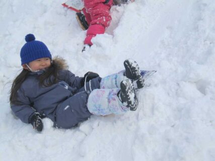 いちご組雪遊び