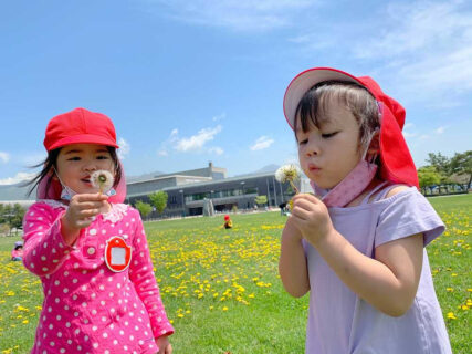 幼稚園 5月の写真を掲載しました。